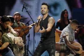 En esta foto del 27 de abril de 2017, Luis Fonsi se presenta durante los Premios Billboard Latinos en Coral Gables, Florida. AP/Lynne Sladky