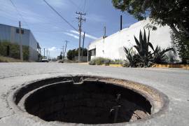 Personal municipal antiende limpieza de rejillas y retira desechos para evitar taponamientos en el sistema pluvial.