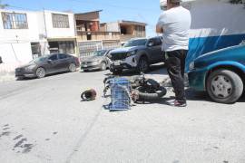 La camioneta Nissan Frontier no respetó el alto y colisionó con la motocicleta en la que viajaban padre e hijo.