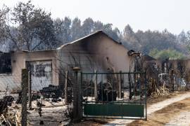 Casas quemadas y dañadas en una zona quemada en la ciudad de Le Porge después de un incendio forestal en Le Porge, suroeste de Francia.