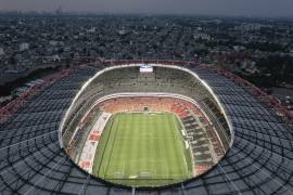 Una panorámica del Estadio Azteca, que hace historia al albergar su tercera Copa del Mundo. El orgullo deportivo coexiste con el descontento local debido a la gentrificación acelerada y las protestas sociales convocadas en los alrededores del recinto.