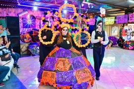 Estudiantes del Colegio Hispanoamericano lucieron coloridos atuendos durante el desfile de Catrinas y Catrines en Frontera.