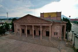 Personal especializado trabaja en la parte alta del Teatro de la Ciudad Fernando Soler para reforzar la protección del recinto contra filtraciones de agua.