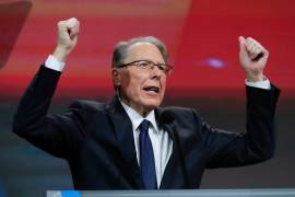Envuelto en escándalos, Wayne LaPierre jefe de la NRA elude debate sobre control de armas