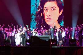 “Que caiga con fuerza el feminicida”, así cantó Mon Laferte en el Zócalo