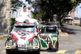 Fotografía que muestra unos recién casados con vestimenta nazi, en la ciudad de Tlaxcala (México).