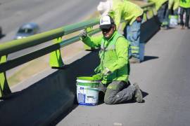 Cuadrillas de “Aquí Andamos” renuevan la pintura de las barreras de contención en los puentes del bulevar Fundadores.