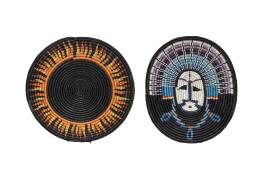 Imágenes sin fecha de la artista de origen navajo Elsie Holiday muestran unas canastas con diseños de un eclipse y la Luna.