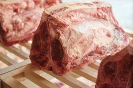 Las personas que consumen regularmente carne roja pueden tener un mayor riesgo de desarrollar diabetes tipo 2, de acuerdo con un estudio publicado en The American Journal of Clinical Nutrition.