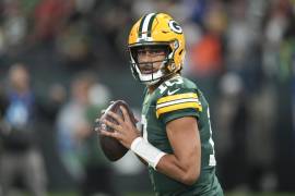 Jordan Love salió lesionado en los 10 segundos finales de la derrota de los Packers ante los Eagles.