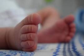 La recién nacida fue trasladada a incubadora en terapia intensiva neonatal debido a su nacimiento prematuro, mientras permanece bajo observación médica.