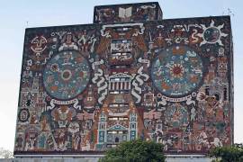 Las fallas en el primer examen de admisión en línea de la UNAM incluyeron la cancelación de pruebas porque el sistema presuntamente confundió reflejos en lentes o pantallas con dispositivos prohibidos, resultados atípicos con puntajes extrañamente altos, la posible filtración previa de reactivos y fallas técnicas del sistema de supervisión remota.