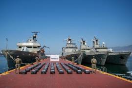 Los bultos fueron trasladados al puerto de Acapulco a bordo de una unidad aérea de la Armada de México, y quedaron a disposición de la SSPC y la FGR para abrir un investigación y determinar su peso ministerial.