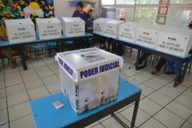 Ciudadanos comienzan a emitir su voto en casillas instaladas en distintos municipios de Coahuila.