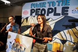 La candidata demócrata al Congreso, Melat Kiros, habla tras ganar la nominación demócrata durante una fiesta para seguir los resultados de las elecciones primarias en The Broadway en Denver.
