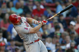 Mike Trout conecta su primer jonrón con los Angelinos