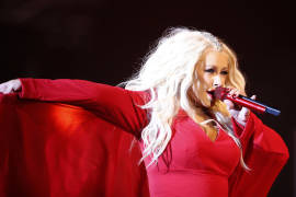 Christina Aguilera rinde tributo a Whitney Houston
