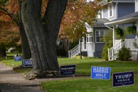 Carteles de campaña política en los jardines de una calle en Beaver, Pensilvania, el 16 de octubre de 2024. Las encuestas partidistas parecen centradas en aumentar el entusiasmo republicano y consolidar la idea de que el expresidente Donald Trump, el candidato presidencial republicano, solo puede perder en una elección amañada.