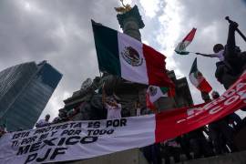 Trabajadores y estudiantes en contra de la recién aprobada Reforma al Poder Judicial protestaron en el Ángel de la Independencia. Acompañados de banderas de México y cantando el himno nacional, las y los inconformes dijeron que seguirán luchando para defender la división de poderes.