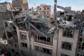 Personal de emergencia inspecciona un edificio residencial alcanzado por un ataque de Estados Unidos e Israel en Teherán.