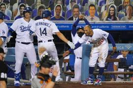 Con un brillante juego de Kiké Hernández, Dodgers abren la campaña con un triunfo