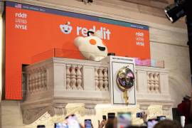 La mascota de Reddit, Snoo, toca la campana de apertura de la Bolsa de Valores de Nueva York, antes de la salida a bolsa de la compañía, el jueves 21 de marzo de 2024.