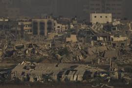 Edificios destruidos durante las operaciones israelíes de tierra y aire en el norte de la Franja de Gaza, vistas desde el sur de Israel, el sábado 30 de agosto de 2025. FOTO: