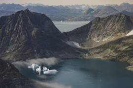 Icebergs vistos desde la ventana de un avión con científicos de la NASA a bordo mientras llevan a cabo una misión para dar seguimiento al derretimiento del hielo en el este de Groenlandia.