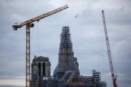 Paris (France), 29/11/2023.- Reconstruction works on Notre-Dame de Paris cathedral are in progress as the outline of the new spire appears to be installed in Paris, France, 29 November 2023. After the collapse of the spire in the 15 April 2019 Notre-Dame fire, it was decided to rebuild it identically. The reopening of the medieval Catholic cathedral is planned for the end of 2024. (Francia) EFE/EPA/YOAN VALAT