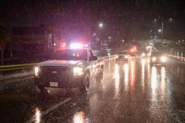 Protección Civil advierte de pavimento resbaladizo a causa de la lluvia; pide extremar precauciones.