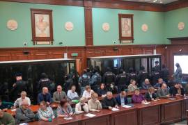 Hombres acusados de implicación en un ataque en la sala de conciertos Crocus City Hall en marzo de 2024 escuchan e veredicto en una celda de cristal en la Corte Militar del Segundo Distrito Occidental en Moscú.