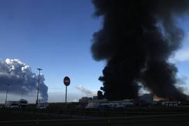 El humo se eleva de un incendio en los almacenes en llamas de la tienda rusa de Internet Wildberries en Shushary (izquierda) y Utkina Zavod en San Petersburgo, Rusia.