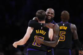 LeBron James regresó con 11 puntos y 12 asistencias en el triunfo de los Lakers y firmó un nuevo récord histórico al iniciar su temporada número 23 en la NBA.