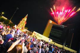 La iluminación navideña transformó la Plaza Mayor de Torreón en un centro de celebración y alegría para miles de asistentes.
