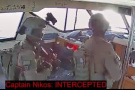 Soldados de la marina israelí a bordo de uno de los barcos de la Global Sumud Flotilla después de que fue interceptado cuando se acercaba a la costa de Gaza.