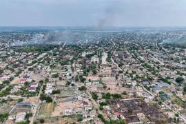 Varias columnas de humo salen de un vecindario residencial en la ciudad de Oleshky, ocupada por Rusia, en la región ucraniana de Jersón.