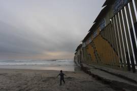 Un niño camina cerca de donde un muro fronterizo que separa a Estados Unidos de México llega al Océano Pacífico en Tijuana, México. Donald Trump afirmó quee las fronteras del país son inseguras.