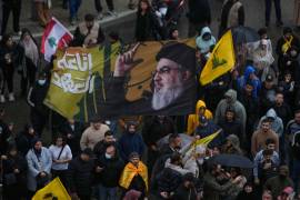 Un partidario de Hezbollah ondea una bandera con el retrato del difunto líder del grupo, Sayyed Hassan Nasrallah, durante una protesta contra el primer ministro libanés Nawaf Salam, frente al palacio de gobierno en Beirut, Líbano.
