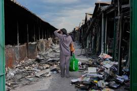 Una mujer se lamenta al ver libros calcinados tras un incendio en el mayor mercado de libros del país, provocado por un ataque con misiles rusos, el 19 de agosto de 2026, en Kiev, Ucrania.