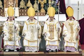 En la imagen, los cuatro religiosos ordenados obispos en una misa pontifical organizada por la Sociedad de San Pío X (SSPX) en Écone, cerca de Sion, Suiza, este l 1 de julio.