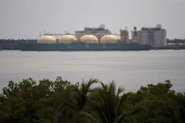 La Marina detalló que las manchas se ubicaron en el perímetro de las barreras perimetrales de terminal de Pemex.