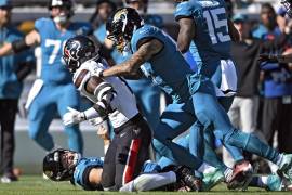 La acción de Azeez Al-Shaair causó una batalla campal en el duelo de Jaguars contra Texans, golpe que causó la conmoción del quarterback, Trevor Lawrence.