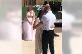 Mujer fue a la boda de su hijo vestida de blanco, le llueven críticas