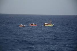 En ambos casos y, al comprobar que las embarcaciones estaban sobrecargadas, los inmigrantes fueron transferidos a los buques estadounidenses.