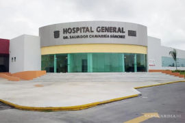 Paramédicos de Bomberos trasladaron de emergencia al adulto mayor al Hospital General “Dr. Salvador Chavarría” tras ser atropellado cuando intentaba cruzar el bulevar Mendoza Berrueto, donde permaneció varias horas bajo atención médica.