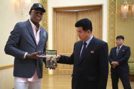 Viaja Dennis Rodman a Singapur por cumbre de Donald Trump y Kim Jong-un