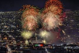 Pirotecnia conmemorativa del grito de Independencia, tomada desde la cumbre del Cerro del Pueblo.