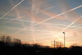 Desde muchos foros en Internet se mantiene que las estelas de condensación de los aviones son en realidad pruebas de la dispersión de productos químicos o biológicos tóxicos.