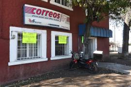 Trabajadores del servicio postal en Coahuila laboran bajo protesta por mejores salarios.