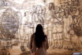 Una mujer observa un mural de la exposición “Visiones plásticas de Tenochtitlan”, en el Museo de la Ciudad de México. EFE/José Méndez